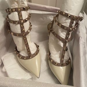 NEW - VALENTINO GARAVANI ROCKSTUD CAGED PUMP 65MM